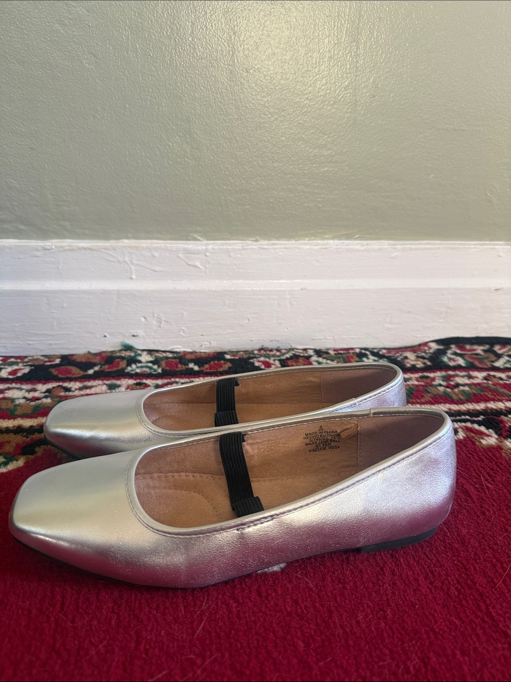Old Navy Women's Silver Mary Jane Ballet Flats w/ Elastic Strap Sz 8 EUC